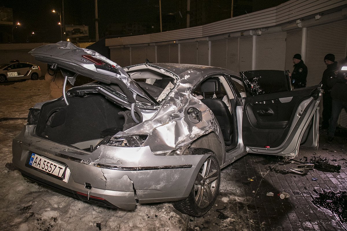 Пассажирку из автомобиля доставали прохожие