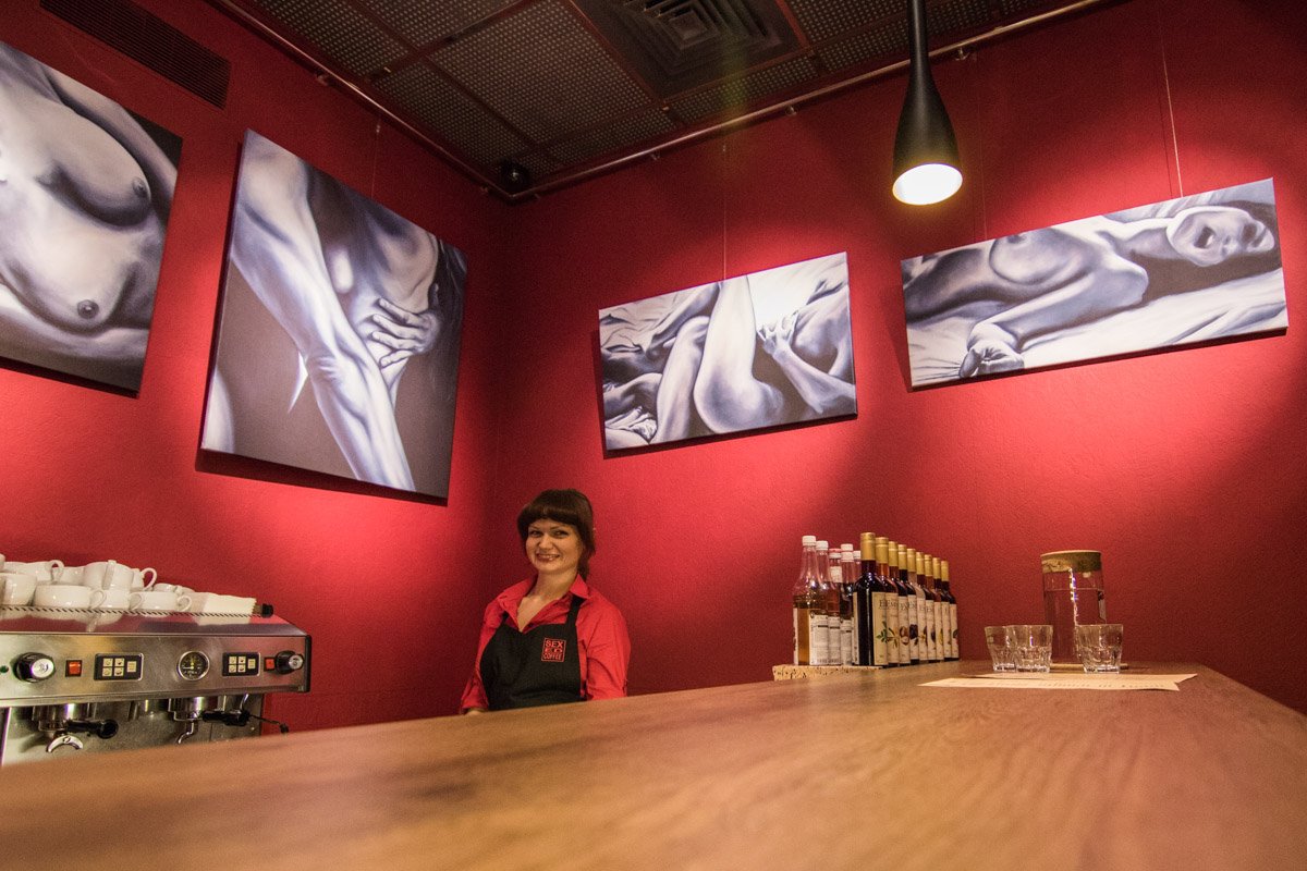 На стенах заведения можно увидеть картины с изображение секса