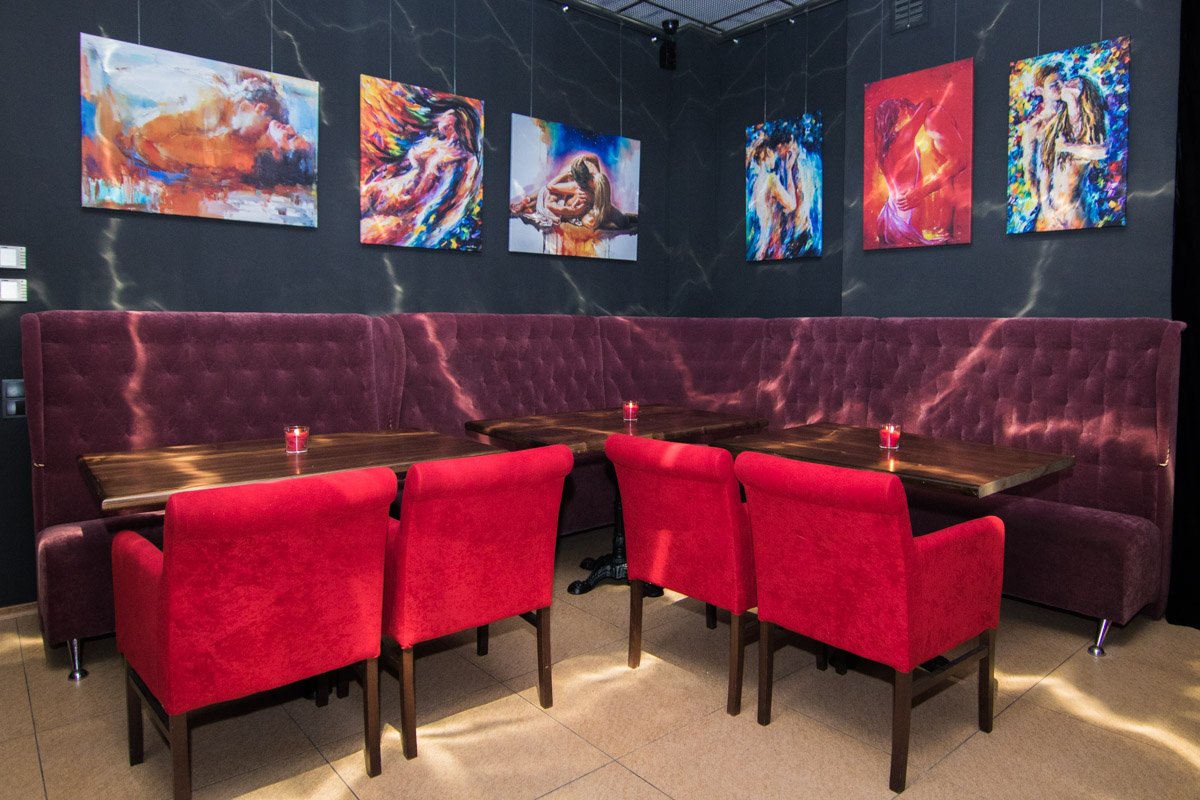 В ярких тонах выполнена и мебель в заведении