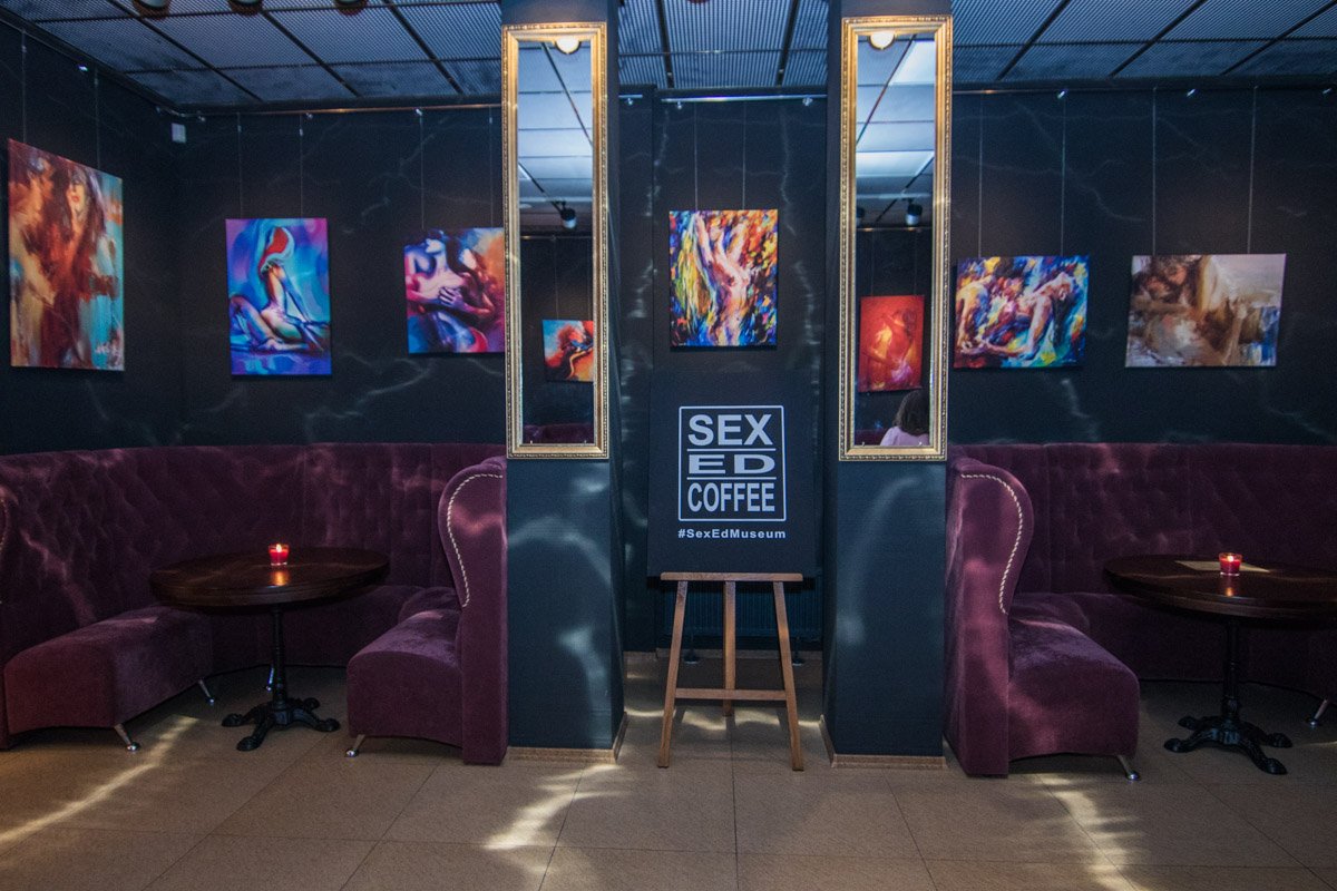 Посетителей также ждут мягкие диванчики и ароматические свечи на столиках