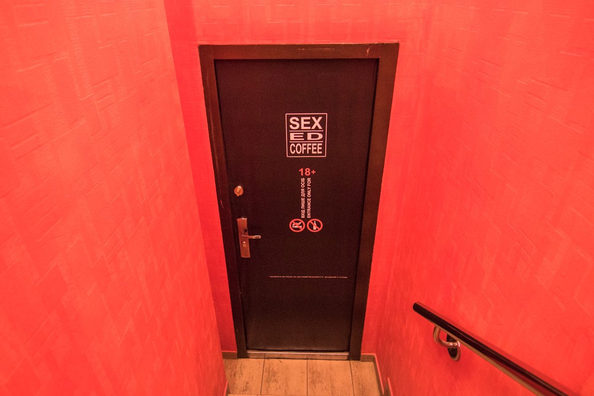 Даже туалет в эротической кофейне соответствует стилю