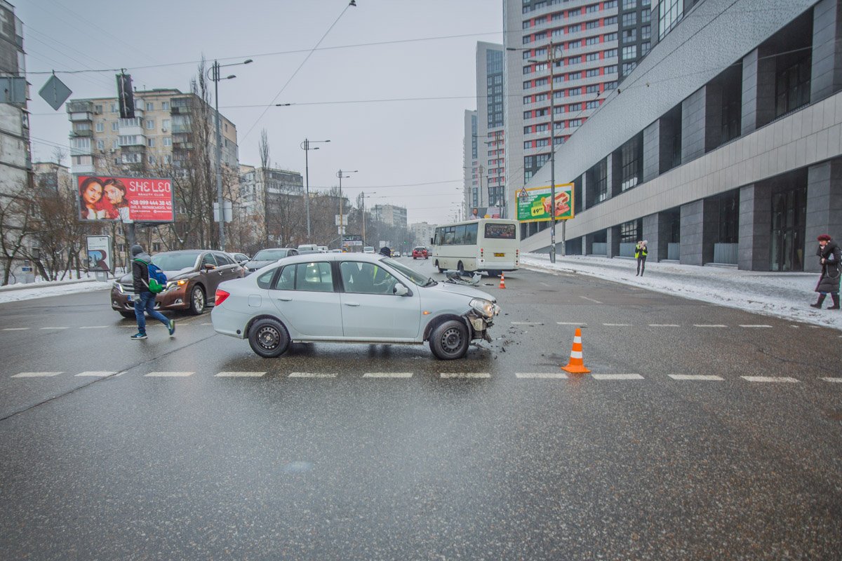 Renault хотел развернуться на пешеходном переходе и въехал в автомобиль патрульных