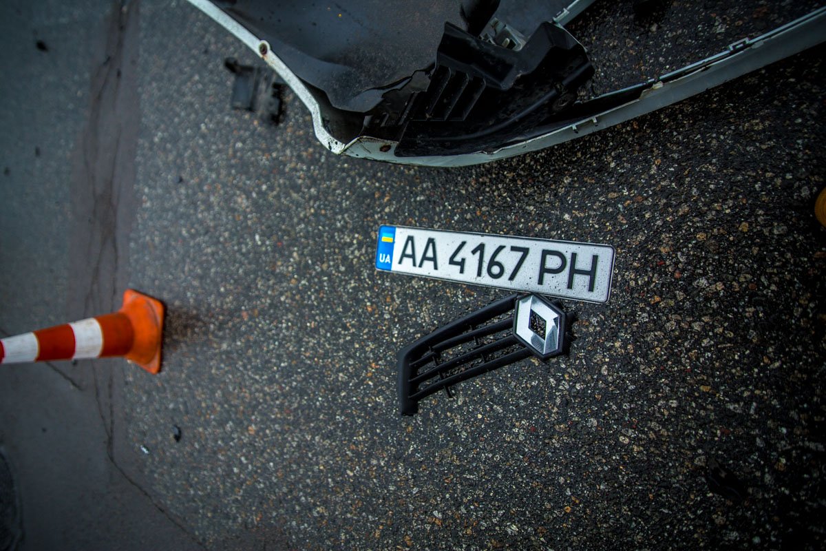 Его осколки валяются по всей дороге 