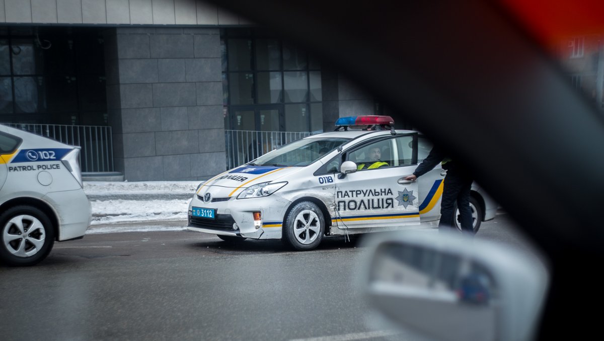 У полицейской Toyota Prius помятая левая сторона