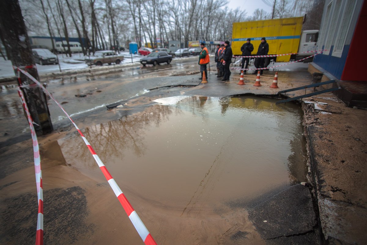 На входе в отель Т2 из-за сильного напора воды треснул асфальт На входе в отель Т2 из-за сильного напора воды треснул асфальт