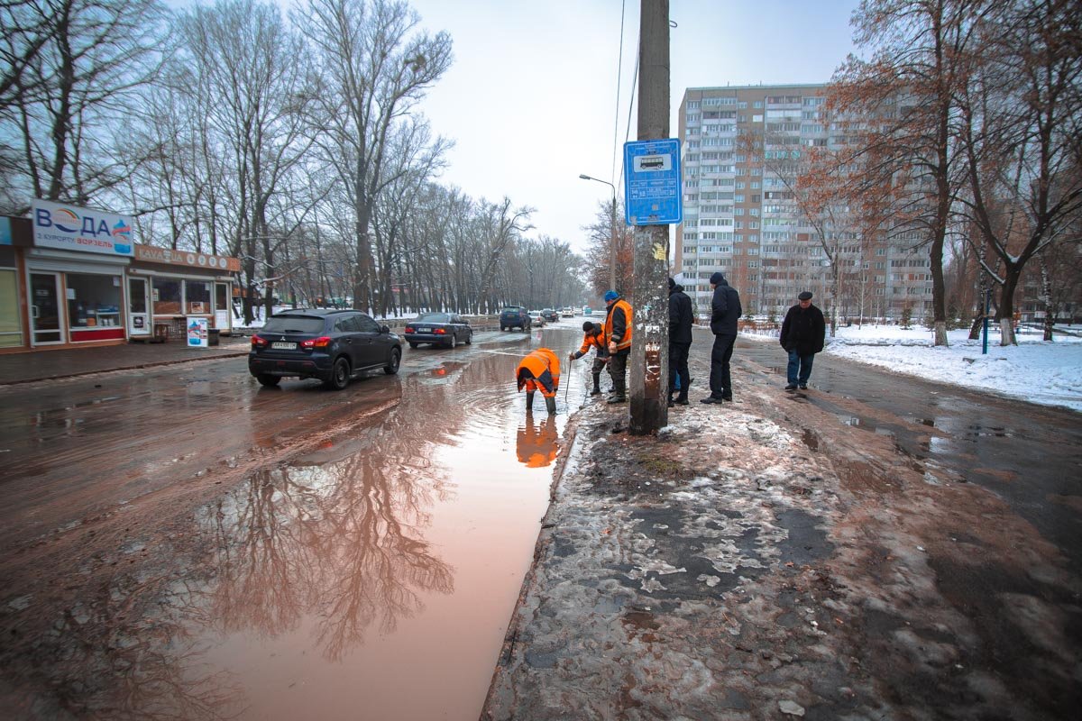 На дорогах образовалась грязная река На дорогах образовалась грязная река