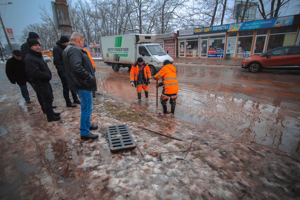 На месте прорыва работают коммунальщики На месте прорыва работают коммунальщики
