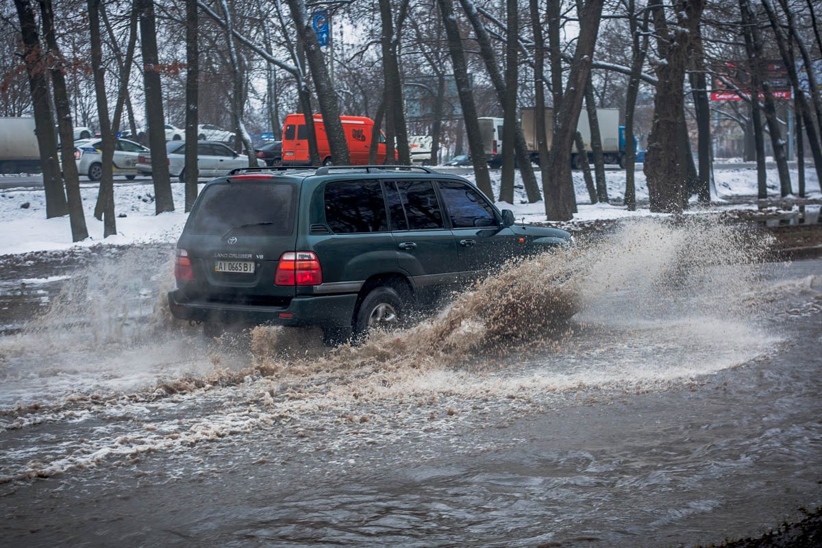 Водителям приходится объезжать аварийный участок по тротуару или ехать по огромным лужам Водителям приходится объезжать аварийный участок по тротуару или ехать по огромным лужам