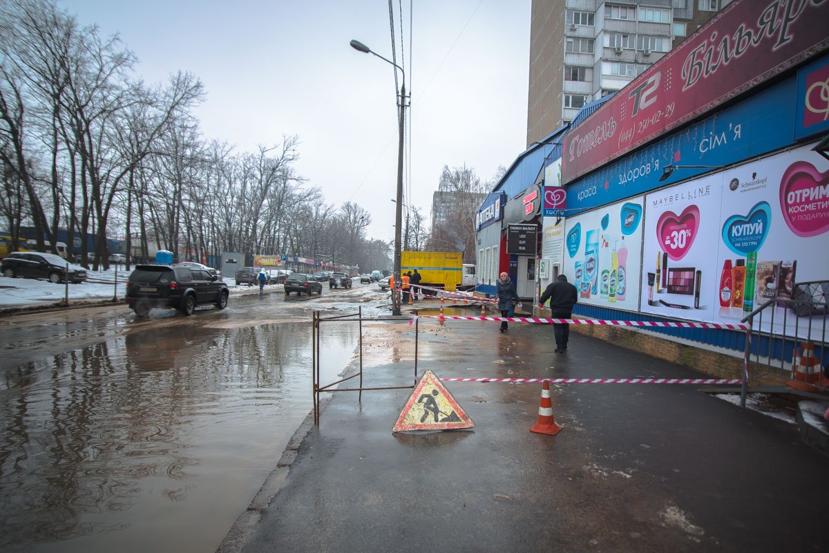 Для жителей домов у супермаркетов поставили водовозку Для жителей домов у супермаркетов поставили водовозку