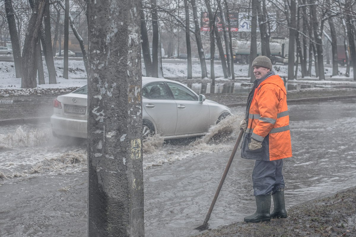Очевидцы говорят, что затопления из-за прорывов труб у них не редкость Очевидцы говорят, что затопления из-за прорывов труб у них не редкость