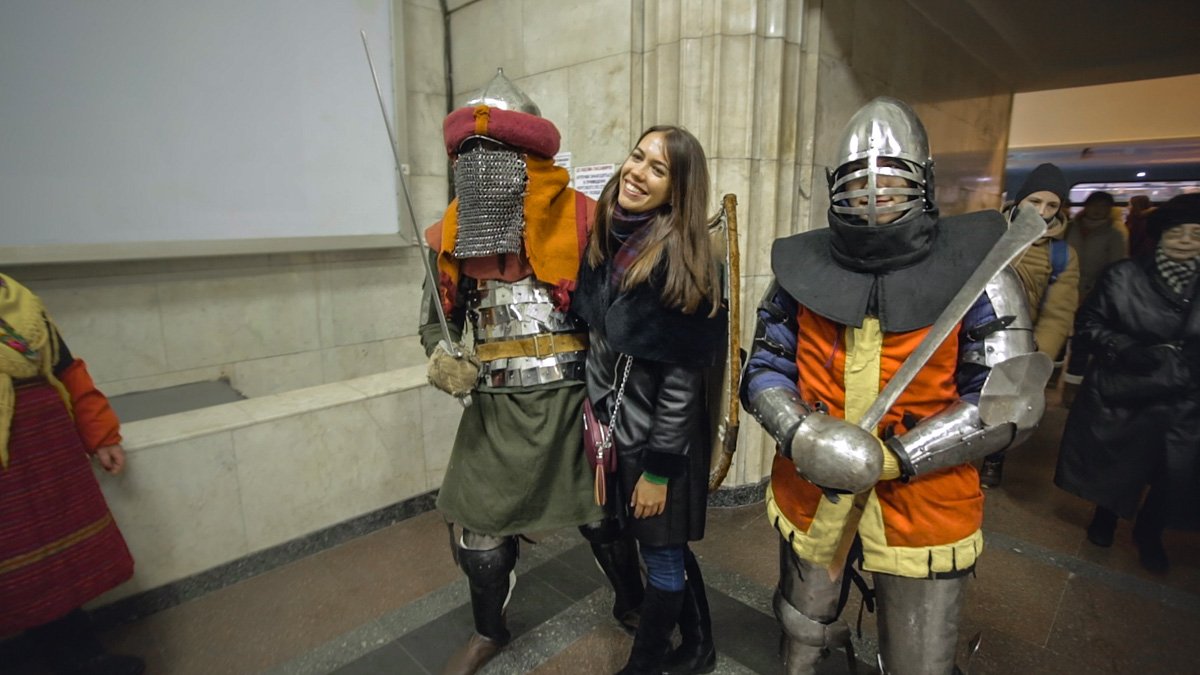 Пассажиры метро феерично начали празднование Масленицы