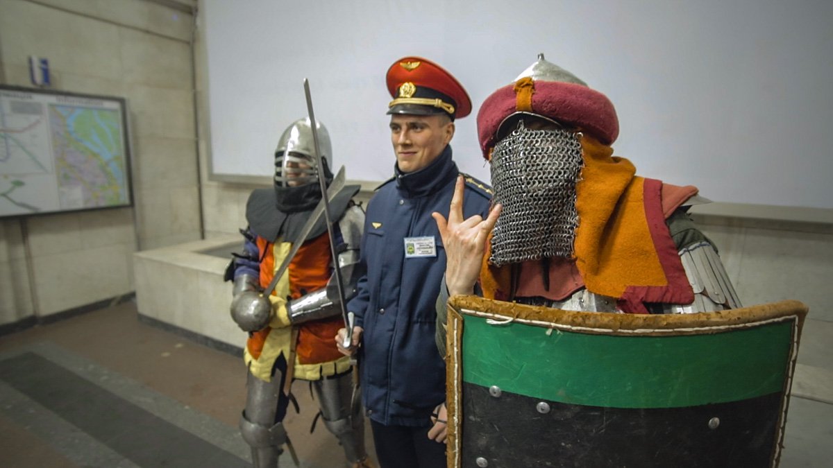 Даже работники метро делали фото с современными рыцарями