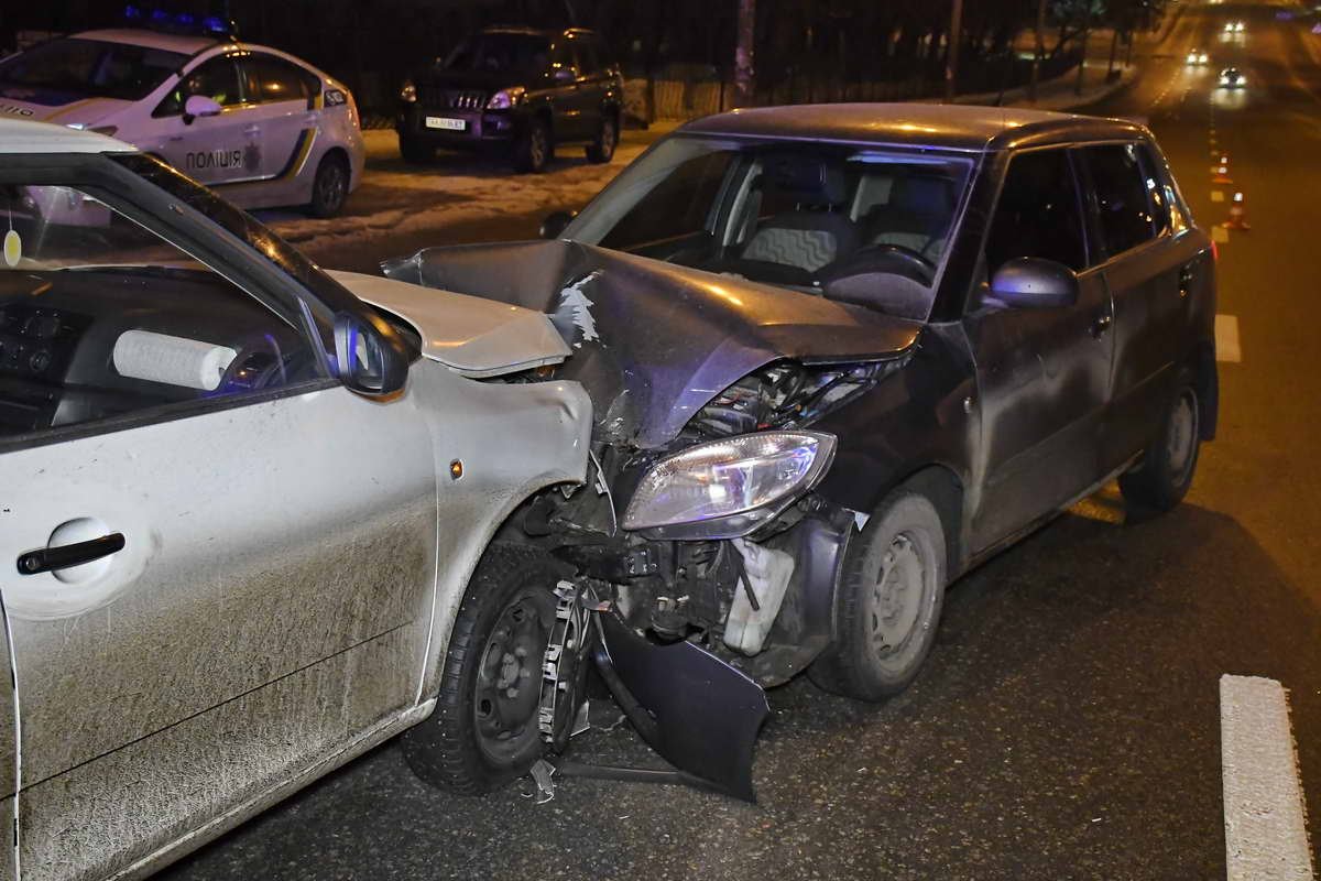 Белая Skoda выехала на встречную полосу