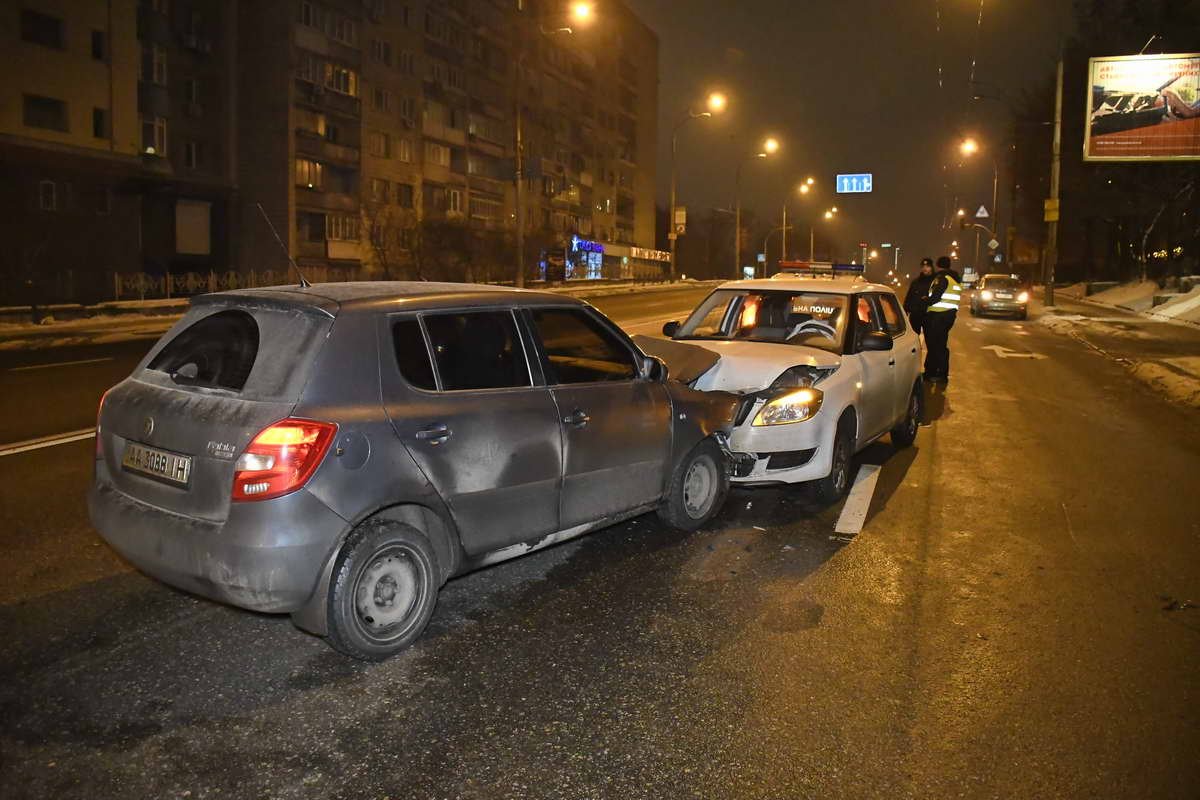 В результате ДТП госпитализировали водителя белой машины и пассажирку серой