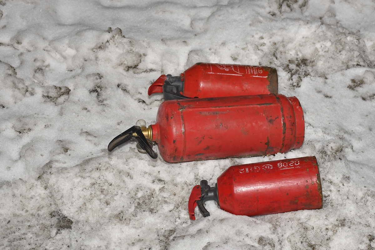 Огнетушителями сбить пламя не удалось 