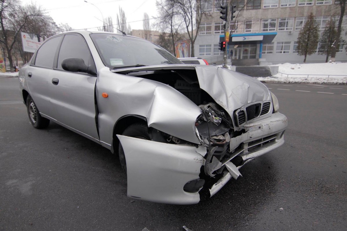 Пассажирка Lanos ударилась головой о лобовое стекло