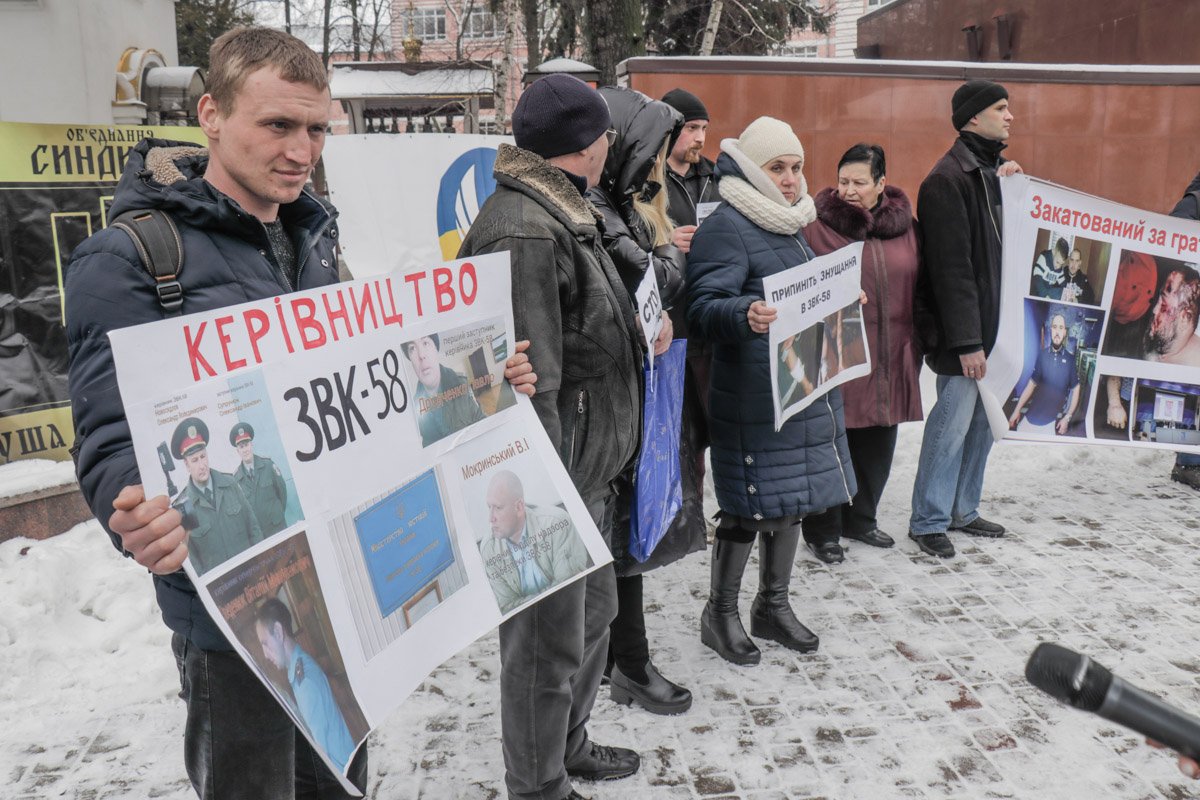 На акцию пришли бывшие осужденные, которые испытали 