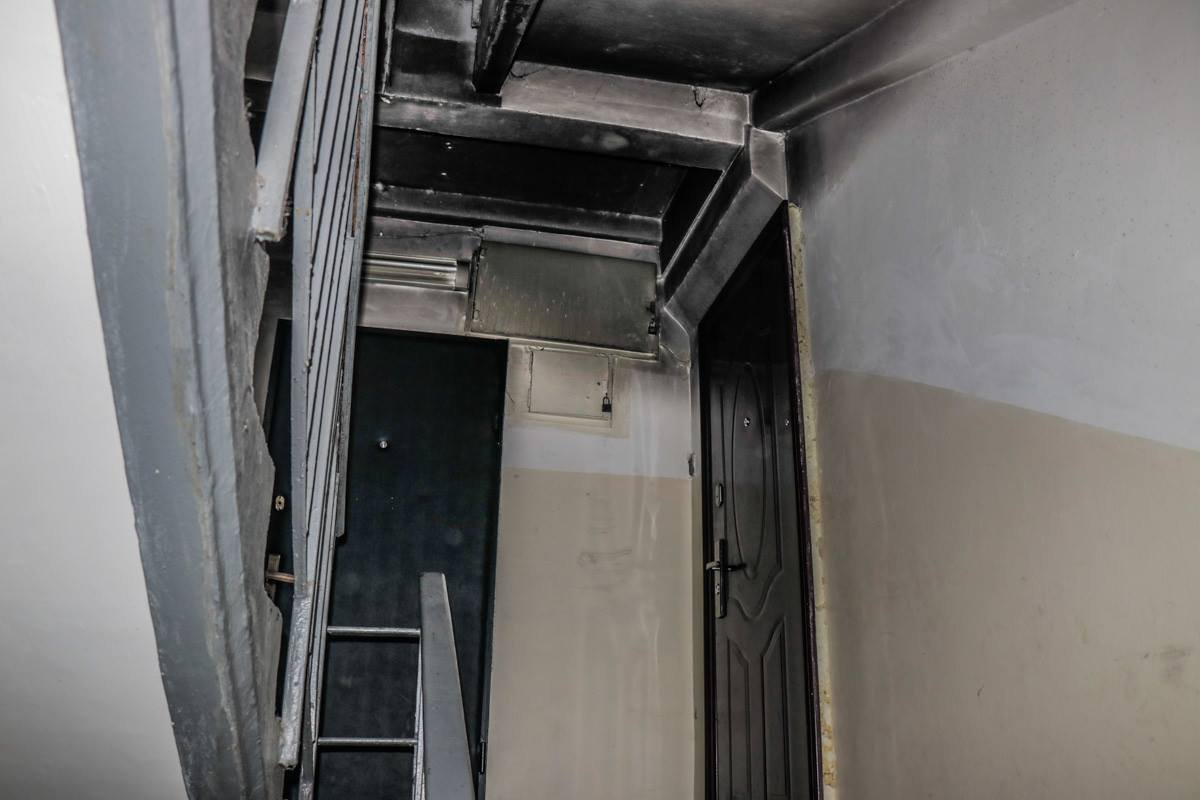 Обгорели стены и потолок возле входа в квартиру, где был пожар 