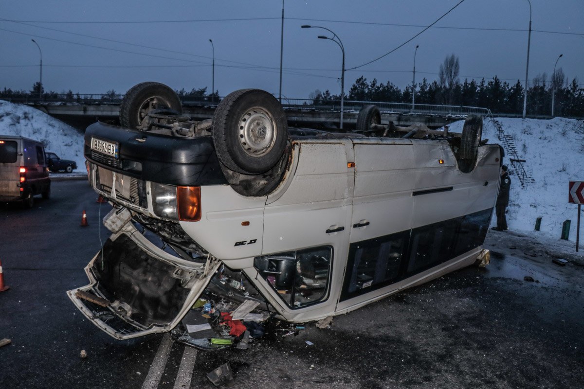 В результате ДТП микроавтобус перевернулся на крышу 