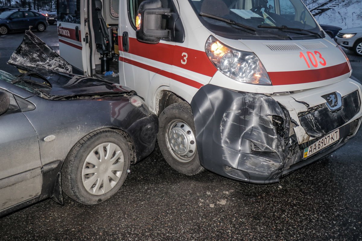 У авто "скорой" слегка примят бок и часть переда 