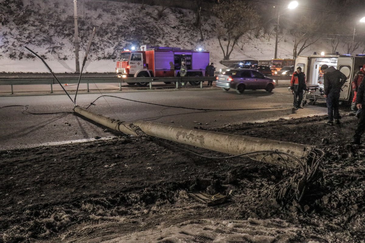 Автобус врезался в фонарный столб