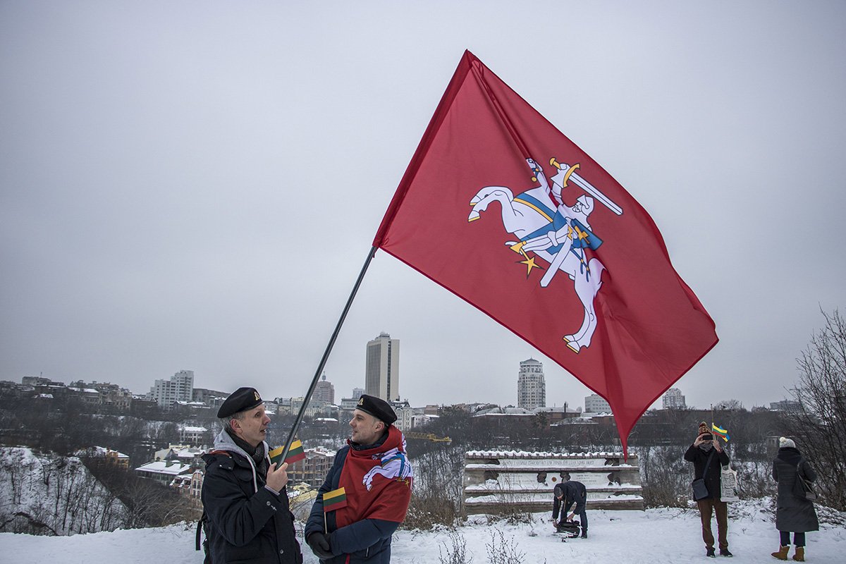 Люди фотографировались на горе и знакомились между собой