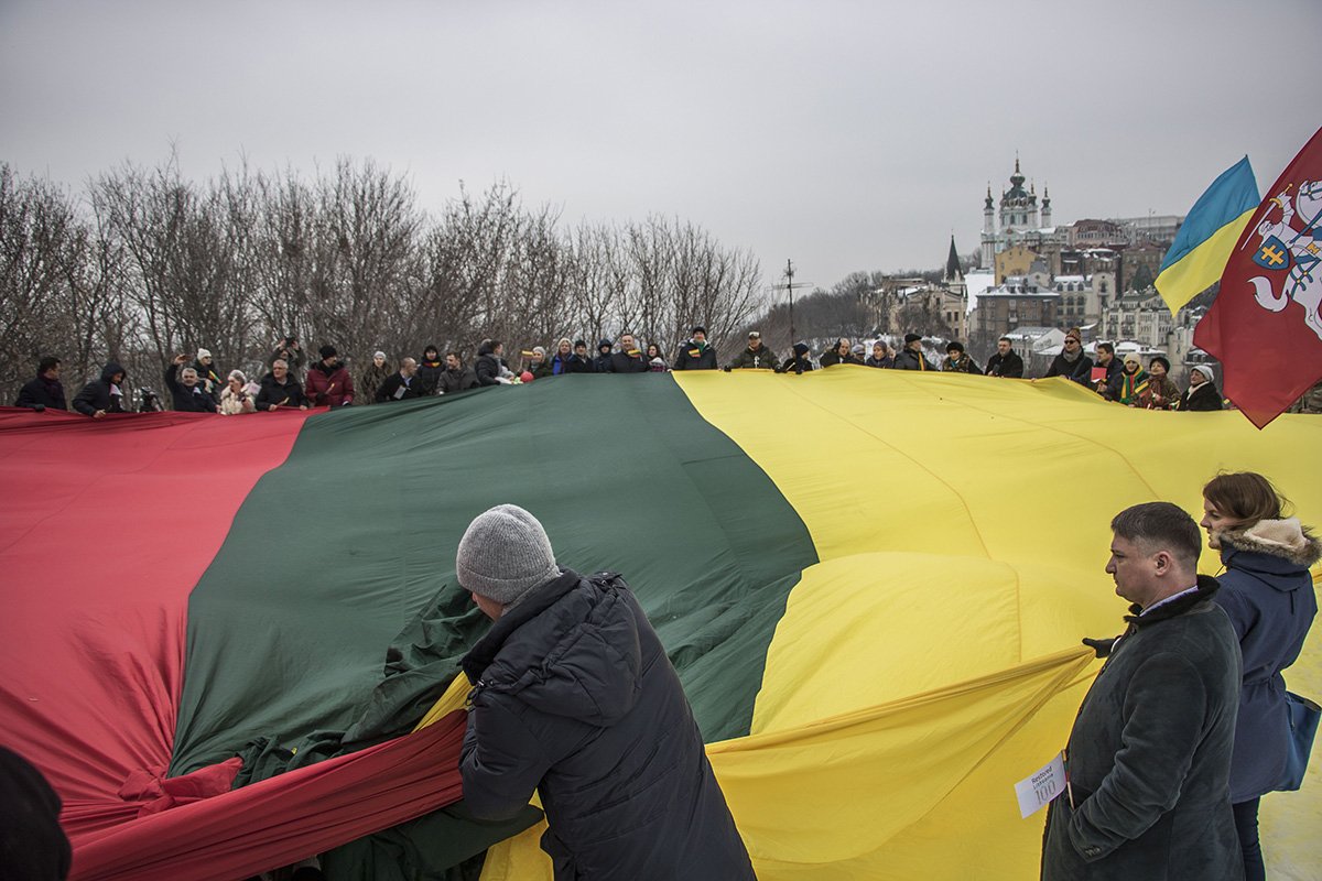 Также на Замковой горе разложили большой флаг Литвы