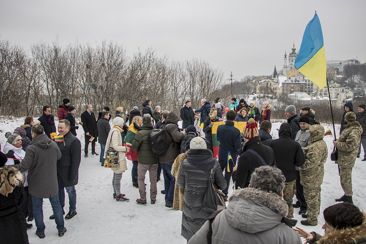 На Замковой собрались несколько десятков человек