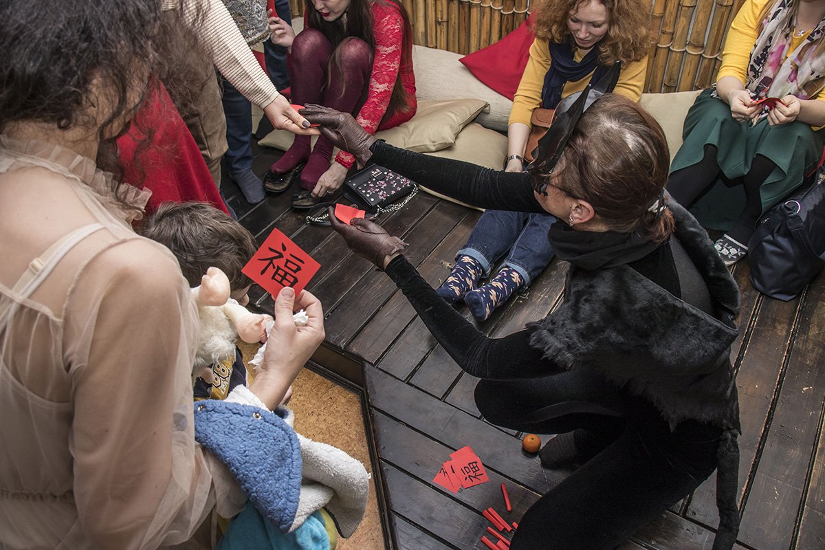 Всем присутствующим раздали карточки с предсказаниями на весь год собаки 