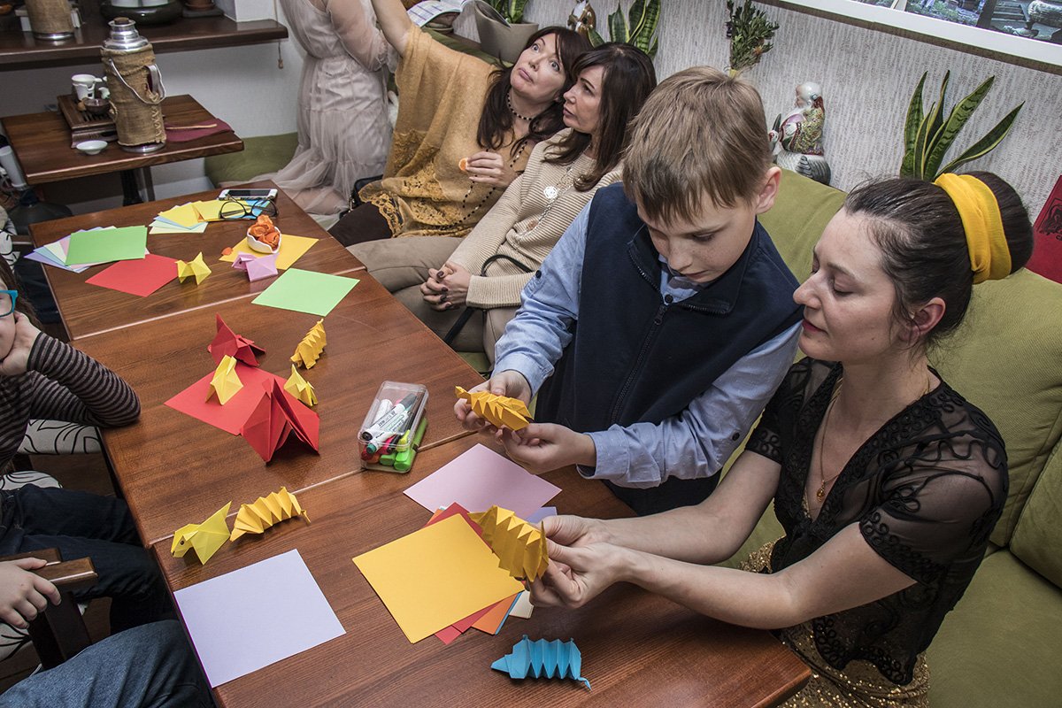 Гостей учили делать оригами - фигурки из бумаги