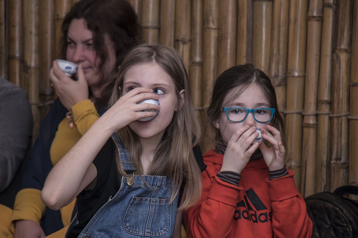 Дети были рады попробовать вкусный и свежий чай из Китая