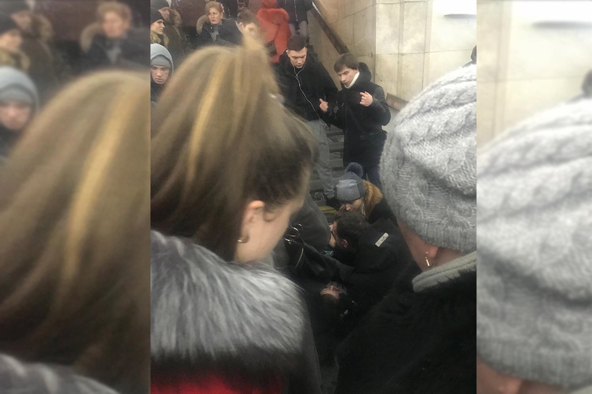 Прохожие сразу откликнулись и помогли пострадавшей до приезда скорой