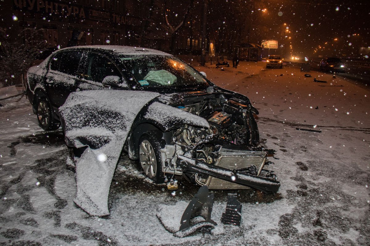 После столкновения у авто полностью разбита передняя часть бампера