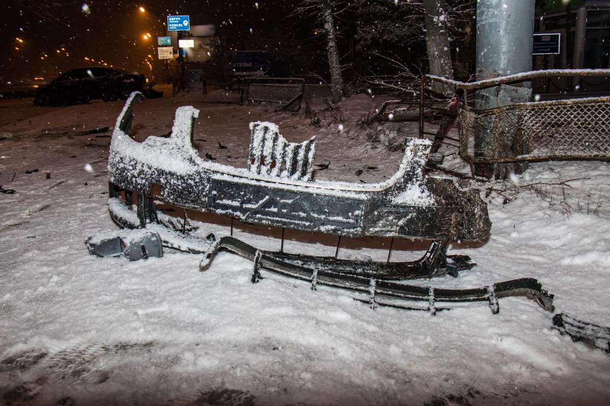 Части автомобиля разбросаны вдоль дороги