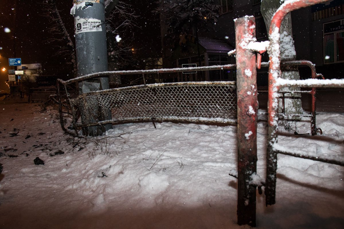 Ограждение вдоль проспекта также получило серьезные  повреждения