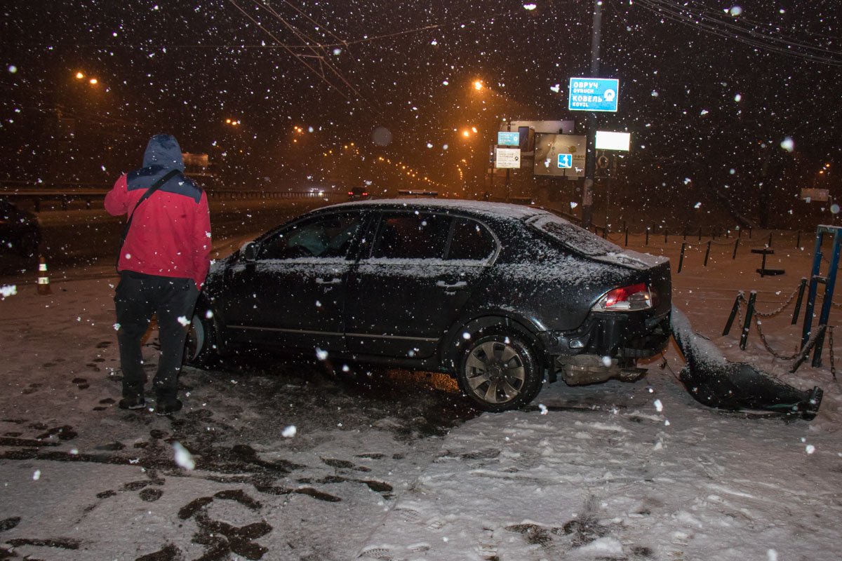 Водитель Skoda во время оформления ДТП все время находился рядом с машиной