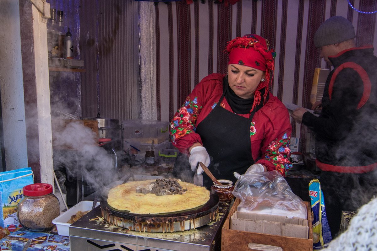 Блины готовили прям при тебе со свежими разнообразными начинками 