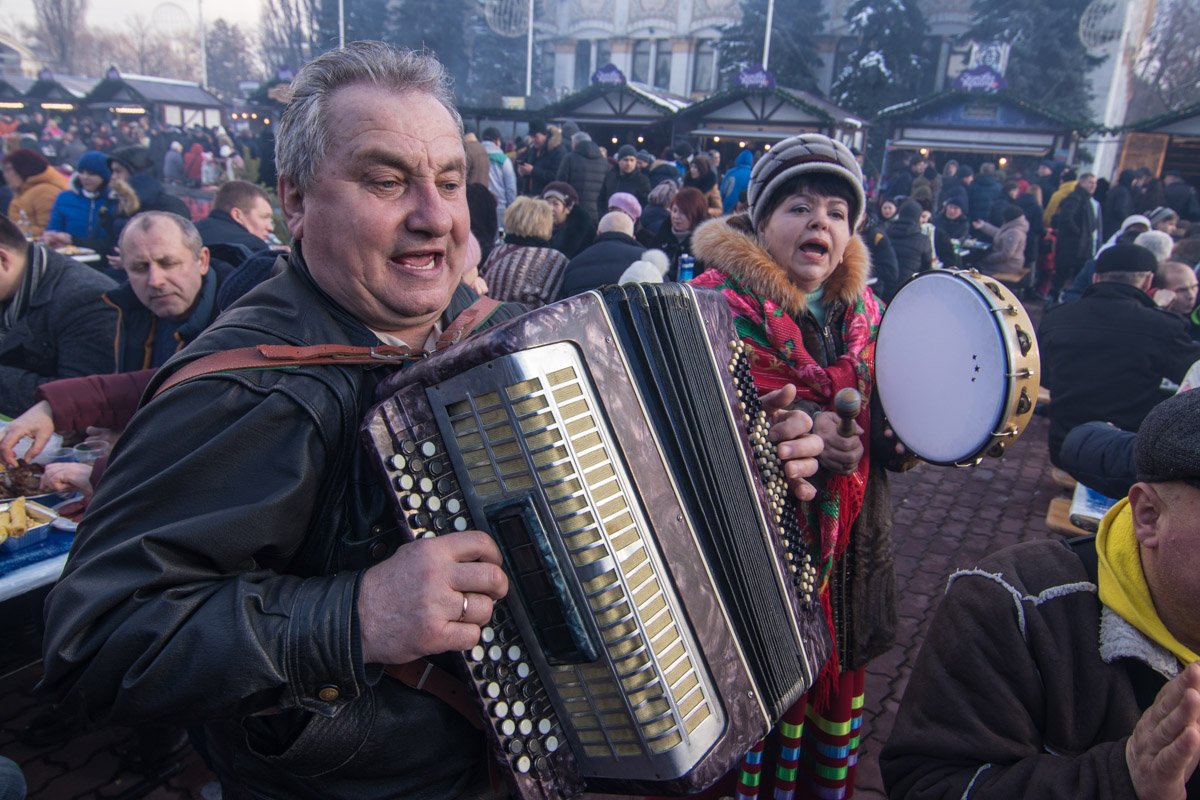 Чтоб веселее было есть, гостям сыграли фольклорные напевы 