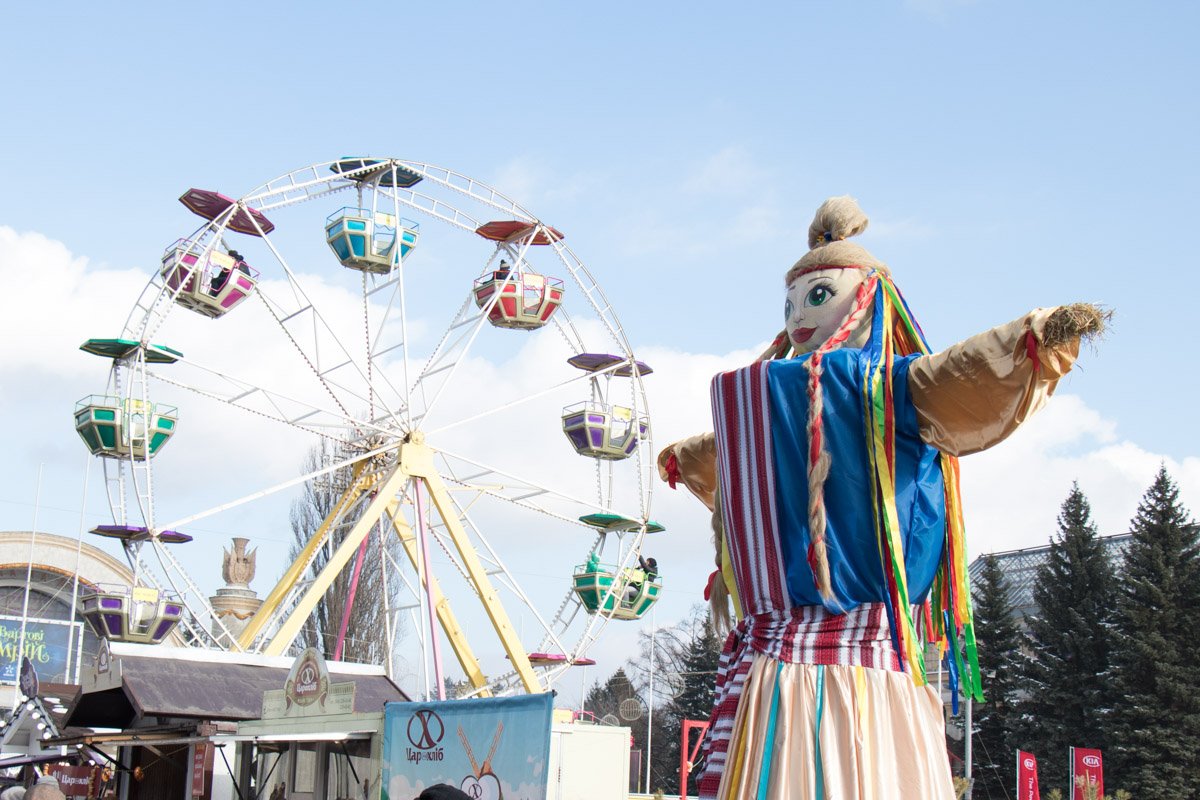 Главный символ фестиваля - чучело зимы