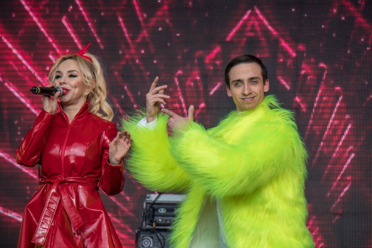 Артисты развлекали гостей со сцены заводными песнями и танцами