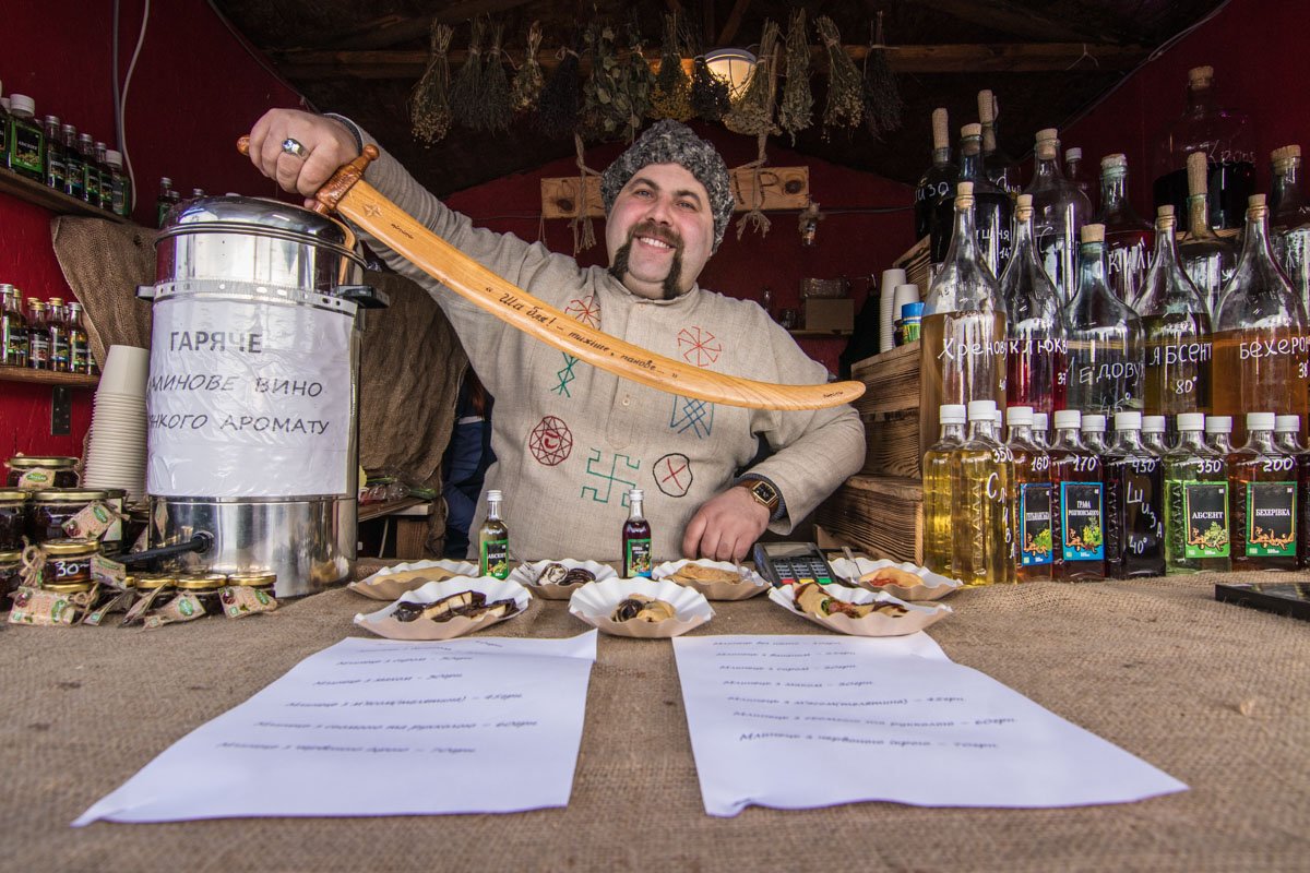 Чтобы не замерзнуть - отведать наливочки у казака