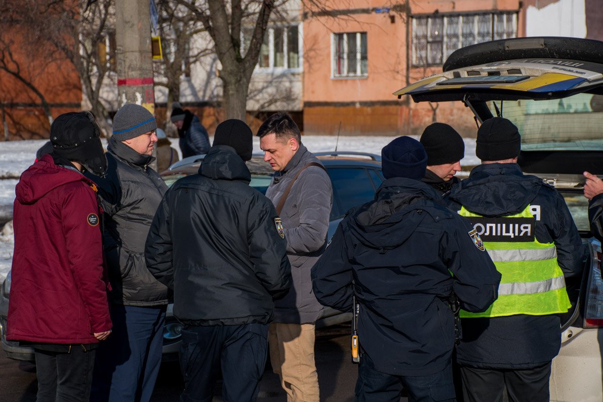 На перекрестке Маяковского и Закревского подрались водитель Toyota и пешеход На перекрестке Маяковского и Закревского подрались водитель Toyota и пешеход