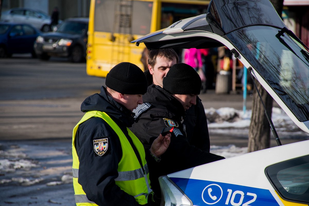 Патрульные пытаются воссоздать полную картину события Патрульные пытаются воссоздать полную картину события