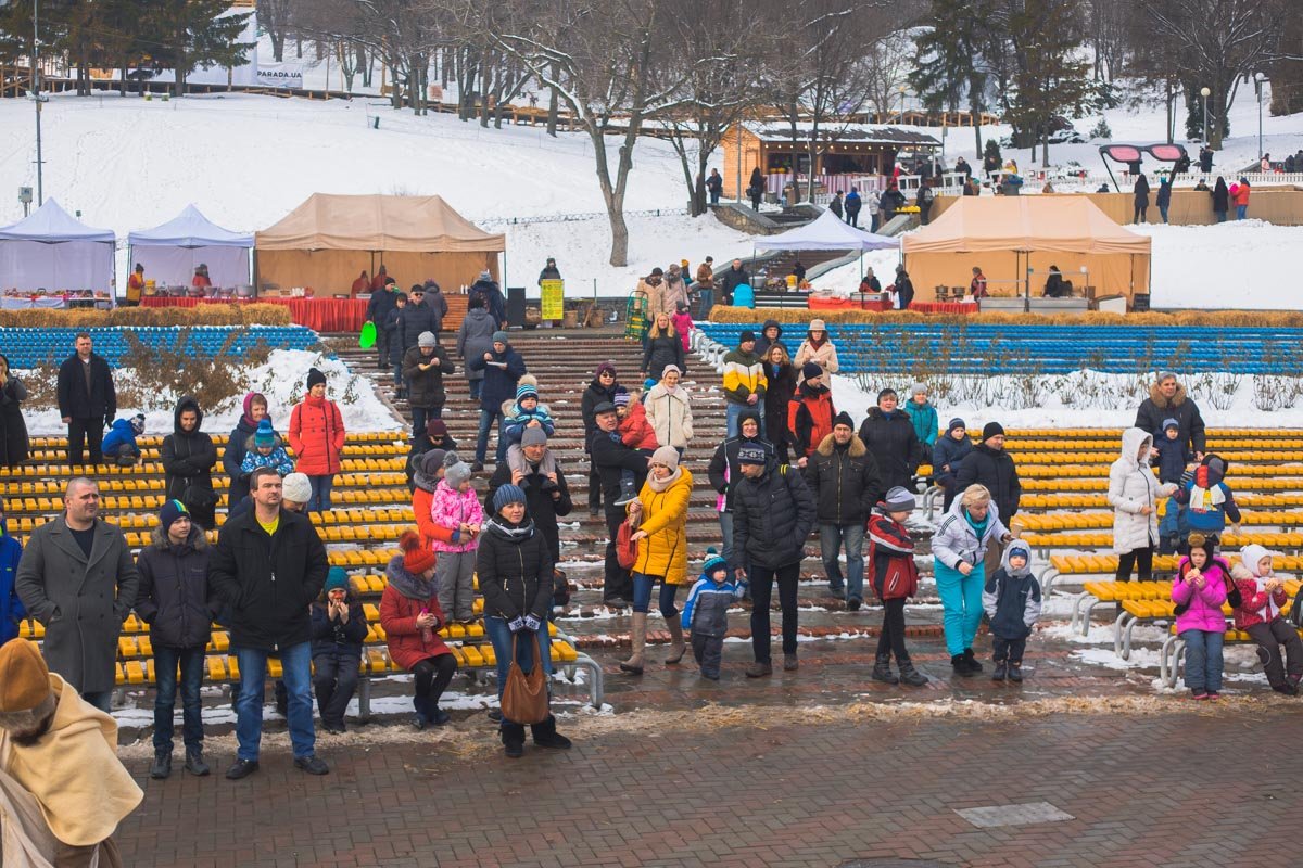 С самого утра на Певческом поле киевляне праздновали Масленицу 