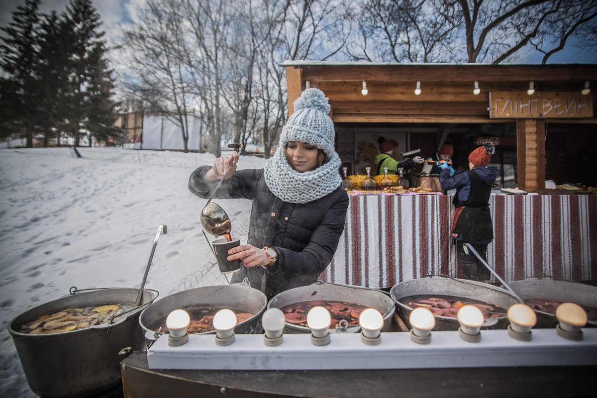 Гостям предлагали блюда национальной кухни и согревающие напитки