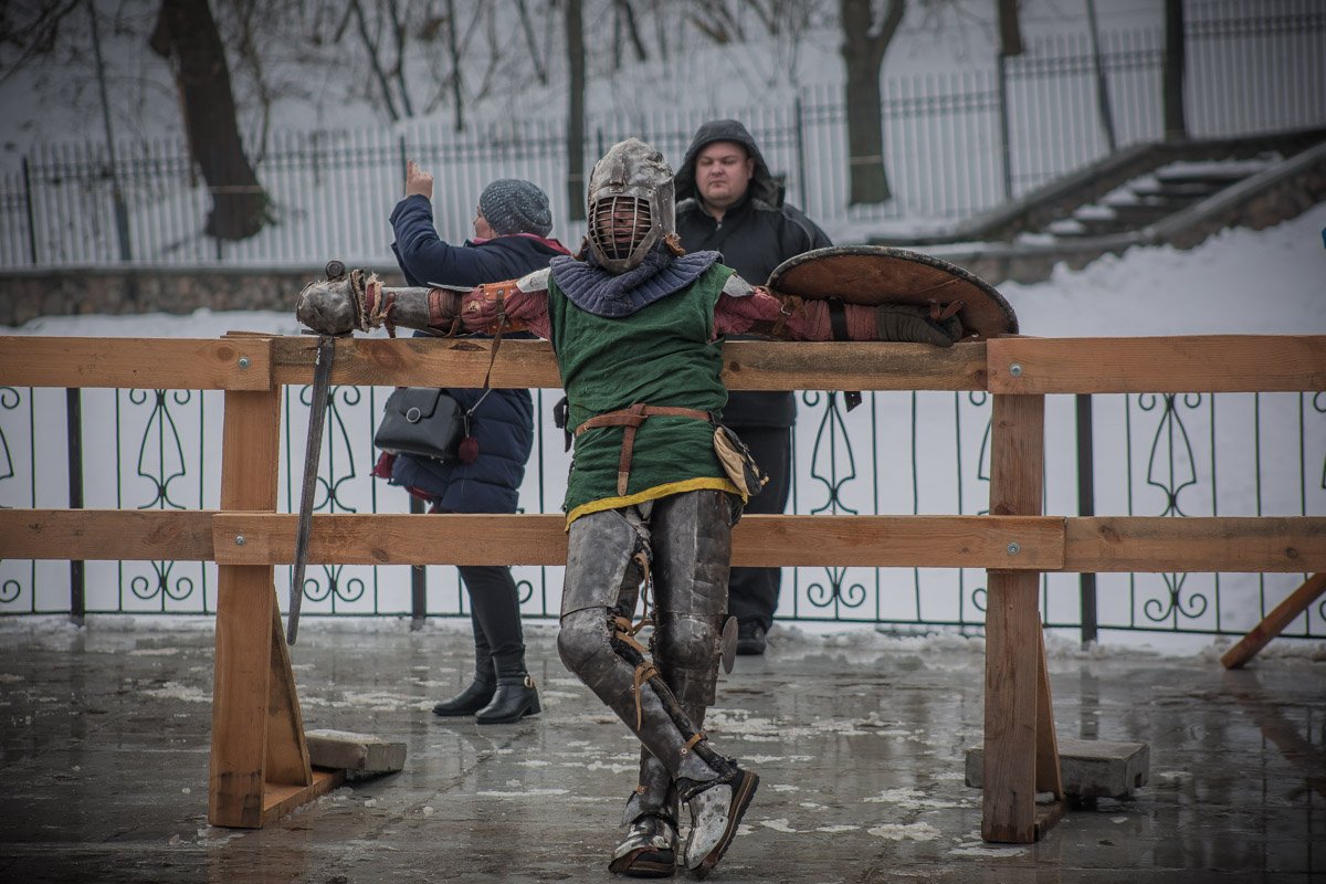 Спаринг в тяжелом обмундировании быстро выматывает 