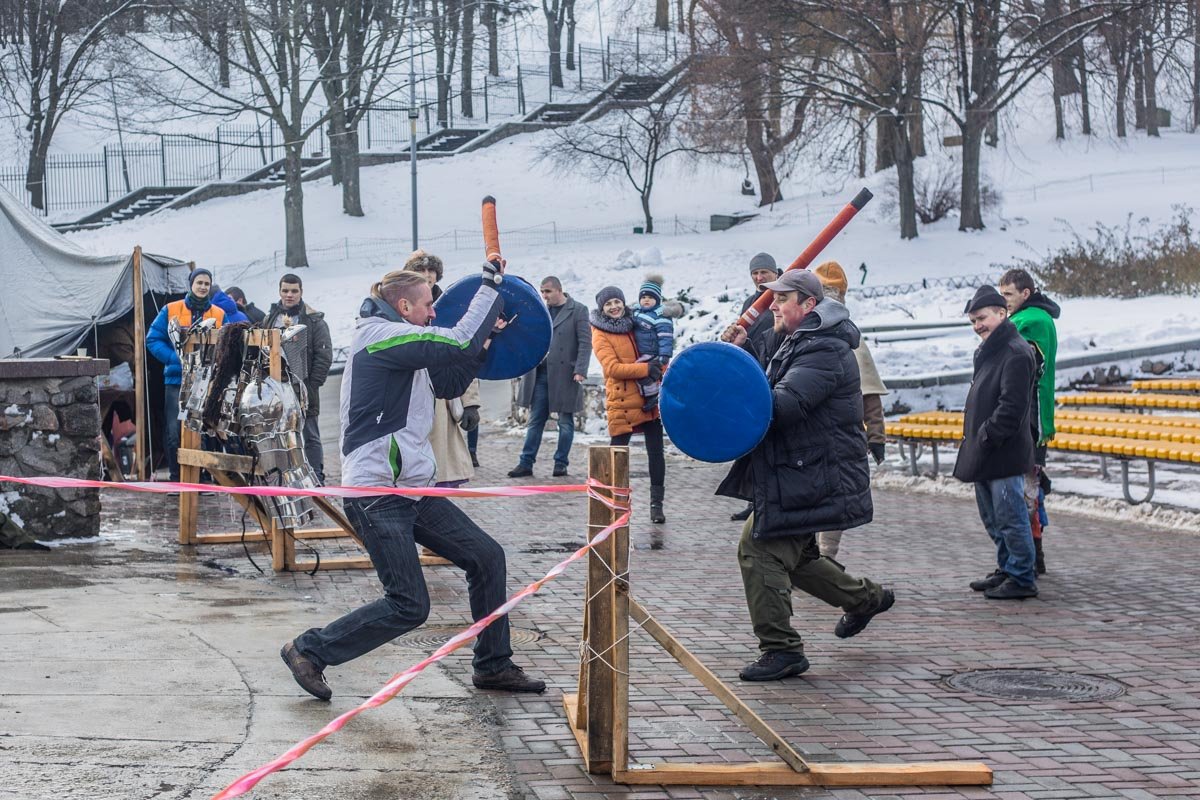 Настоящее средневековое оружие доверили не всем 