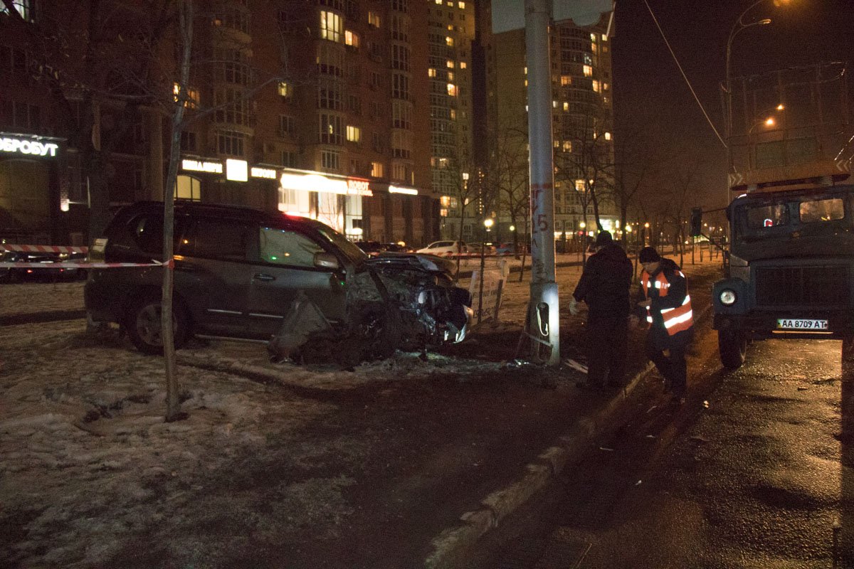 Toyota Prado влетела в фонарный столб