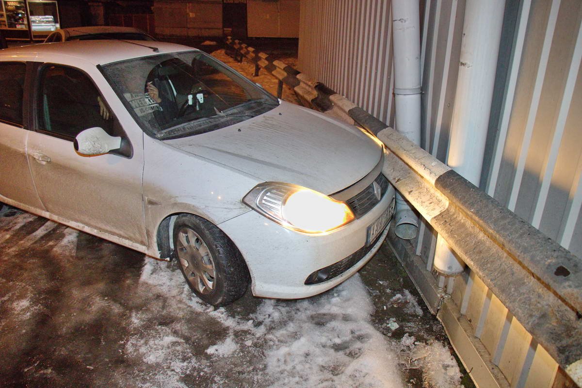 Renault врезался в ограждение возле которого он был припаркован Renault врезался в ограждение возле которого он был припаркован