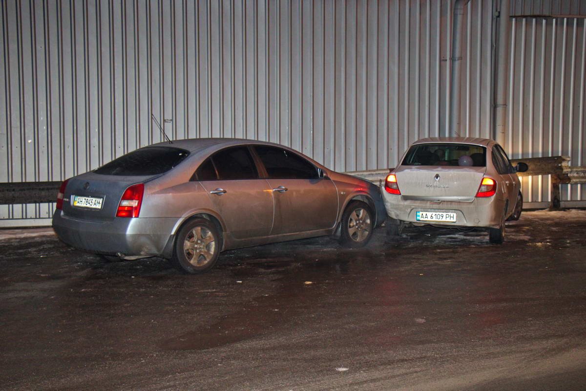 На скользкой дороге Nissan неудачно развернуло На скользкой дороге Nissan неудачно развернуло